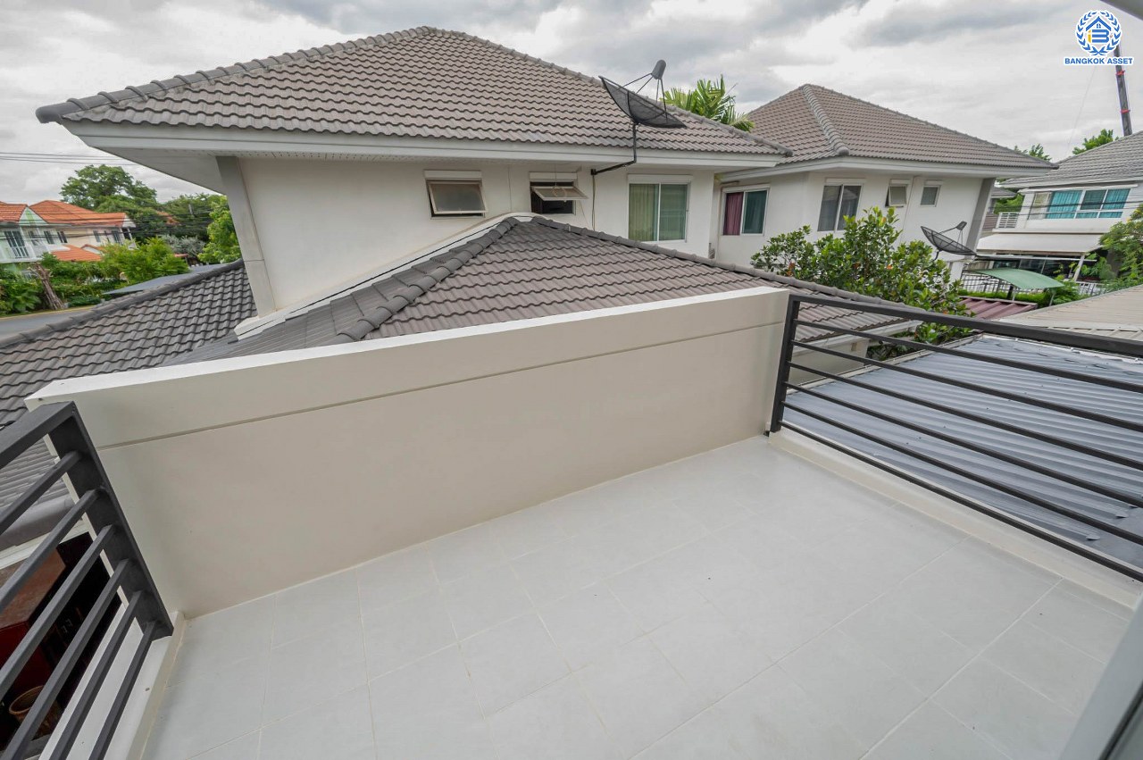 บ้านมือสองตกแต่งใหม่ โครงการ เพอร์เฟคพาร์ค วัดพระนอน จากแบรนด์ Property Perfect เนื้อที่ 56.3 ตร.ว. ฟังก์ชันจัดเต็ม 3 ห้องนอน 3 ห้องน้ำ 2 ที่จอดรถ พร้อม Facilities ครบครัน บนทำเลเชื่อมต่อถนนกาญจนาฯ ใกล้ทางด่วน ศรีรัช-วงแหวนฯ เซ็นทรัลเวสต์เกต และรถไฟฟ้าสายสีม่วง "สถานีตลาดบางใหญ่"